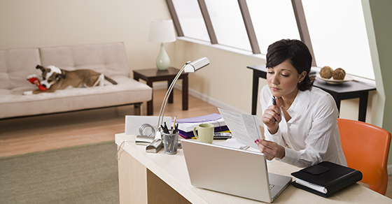 Woman working in home office (Demo)